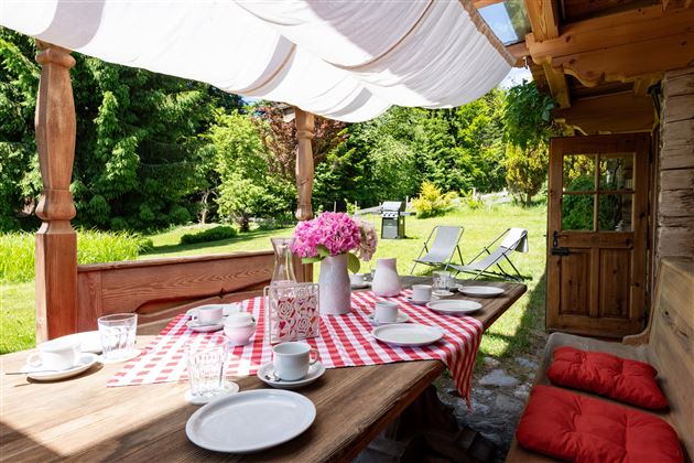 Terasse mit großer Liegewiese und Grill