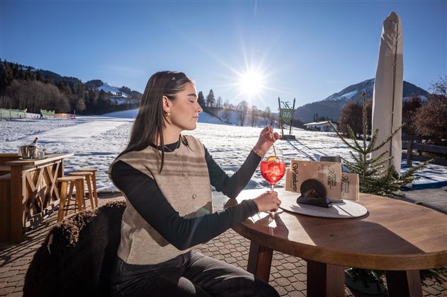 Terrasse_mit Nina, Sonne und GEtrank