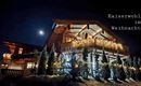 Ein wunderschönes Chalet, festlich mit Lichtern dekoriert, unter einem klaren Nachthimmel. Der Mond leuchtet über dem Kaiserwohl Chalet im Weihnachtszauber.
