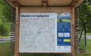 Een informatiepunt met een wandelkaart van Hopfgarten. Het plan toont wandelpaden en bezienswaardigheden in de omgeving.