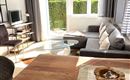 Ein modernes Wohnzimmer mit einem gemütlichen Sofa und einem Holztisch. Große Fenster sorgen für viel Tageslicht und einen Blick ins Grüne.