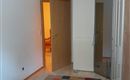 Gemütliches Schlafzimmer mit einem komfortablen Doppelbett, einem geräumigen Kleiderschrank und viel Stauraum für Ihre persönlichen Gegenstände. Die helle und einladende Atmosphäre sorgt für einen entspannten und angenehmen Aufenthalt.