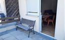 Genieße entspannte Stunden auf deiner eigenen Terrasse mit gemütlicher Sitzbank. Ob Frühstück an der frischen Luft, ein Kaffee in der Morgensonne oder ein Glas Wein am Abend – hier kannst du die ruhige Atmosphäre genießen und den Alltag hinter dir lassen. Durch den direkten Zugang zum Wohnbereich ist die Terrasse der perfekte Ort, um drinnen und draußen harmonisch zu verbinden