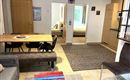 Ein helles Wohnzimmer mit einem Esstisch und Stühlen. Die Wohnung hat einen modernen Stil und wirkt einladend.