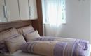 Gemütliches Schlafzimmer mit einem komfortablen Doppelbett, einem geräumigen Kleiderschrank und viel Stauraum für Ihre persönlichen Gegenstände. Die helle und einladende Atmosphäre sorgt für einen entspannten und angenehmen Aufenthalt.