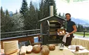 Andi beim Holzofenbrot-backen