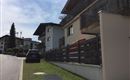 Ansicht Garten mit Parkplatz vor dem Appartement