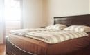 Ap 108 Schlafzimmer mit Boxspringbett und Balkon