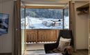 Wohnraum mit großem Balkon. Aussicht auf die Skiwiese von Westendorf.
