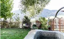 Ausblick Garten mit Brunnen Appartement Murmele