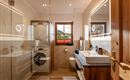 Neurenoviertes Badezimmer (1 von 3) mit Dusche/WC, Handtuchtrockner, Kosmetikspiegel, Waschmaschine, Trockner, Föhn,...