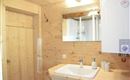Bad mit Waschbecken, Dusche und WC