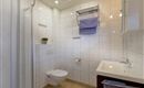 Badezimmer mit Dusche und WC.