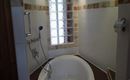Badezimmer mit Badewanne und Dusche