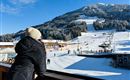 Balkon mit Aussicht auf die Skiwiese.
