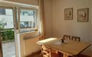 Das großzügige Wohn- und Esszimmer überzeugt mit viel Tageslicht, einer gemütlichen Atmosphäre und direktem Zugang zur Terrasse. Der Essbereich lädt zu gemeinsamen Mahlzeiten ein, während die großen Fenster einen schönen Blick ins Grüne bieten – der ideale Ort zum Entspannen und Wohlfühlen.