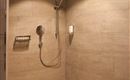 Die begehbare Dusche in der Hof-Suite