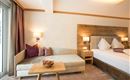 Die gemütliche Couche in der großen Hof-Suite