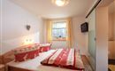 Doppelzimmer mit Dusche/WC und TV- Ferienwohnung 3