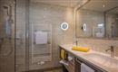 Familienzimmer Altholz Badezimmer