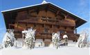 Frontansicht vom Hof im Winter