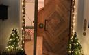 Haustür mit Weihnachtsbeleuchtung (2)