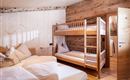 Familienzimmer mit einem Doppelbett und einem Stockbett für 2-4 Personen