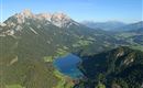 Eine atemberaubende Berglandschaft mit hohen Gipfeln und einem klaren Blauen See. Diese idyllische Szene zeigt die Schönheit der Natur.