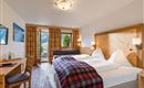 Helles Doppelzimmer im Hotel Alpenpanorama in der Ferienregion Wilder Kaiser mit Balkon und Blick auf die Berge.
