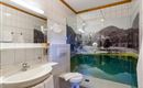 Modernes Badezimmer im Hotel Alpenpanorama in der Ferienregion Wilder Kaiser mit Dusche, großem Spiegel und alpinem Wa