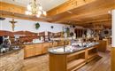 Heller Restaurantbereich im Hotel Alpenpanorama mit Buffetstation, Holzdecke und Tiroler Einrichtung.