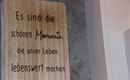 Ein Holzschild mit der Aufschrift: „Es sind die schönen Momente, die unser Leben lebenswert machen.“