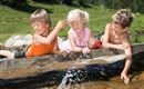 kinder-plantschen-am-wasser-im-brixental