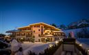 Panoramahotel bei Nacht - Winter