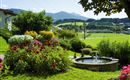 Parkähnlicher Garten mit Blick auf Kurzentrum