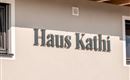 Ein Gebäude mit dem Schriftzug "Haus Kathi" an der Wand. Die Fassade ist hell und modern gestaltet.