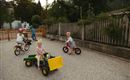 Rennen mit Kinderfahrzeugen