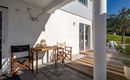 Eingangsbereich und Zugang zur großzügigen Holzterrasse, die zum Verweilen einlädt. Modernes Terrassenmöbel für gemütlichen Kaffeegenuss oder längerfristiges Verweilen auf einer fein gepolsterten Terrassenlounge für unvergessliche Urlaubsmomente.
Der Zutritt zum Appartement erfolgt unkompliziert, einfach und selbständig über ein Zahlenschloss zur Schlüsselentnahme im Eingangsbereich.