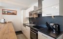 Moderne Küche, die mit sämtlichen Küchen- und Kochutensilien ausgestattet ist. Die Küche mit angrenzender Bar und Barhockern befindet sich in einem großzügigen Esszimmer für bis zu 6 Personen.