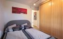 Flauschiges und modernes Schlafzimmerbett mit hochwertiger Matratze und extra Topper für einen angenehmen und erholsamen Schlaf.