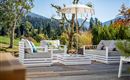 Einzigartige große Holz-Terrasse mit unverbautem Ausblick in die umliegende Berglandschaft. Moderne Terrassenmöbel, die zum Entspannen einladen und den ganzen Tag Sonne bieten. Genießen Sie unvergessliche Abende in einer der ruhigsten Gegenden von Westendorf und Ausgangsort von zahlreichen sportlichen Aktivitäten inmitten der Naturlandschaft im Brixental.
