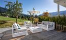 Einzigartige große Holz-Terrasse mit unverbautem Ausblick in die umliegende Berglandschaft. Moderne Terrassenmöbel, die zum Entspannen einladen und den ganzen Tag Sonne bieten. 
Die Talstation der Choralmbahn ist fußläufig in nur wenigen Gehminuten erreichbar.