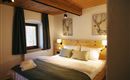 Schlafzimmer mit Zirbenbett