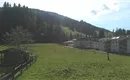 Skipiste im Hintergrund
