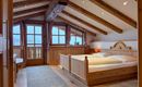 Unsere Suite bietet viel Raum in Alpinen Flair. Altholz samt geschmackvoller, qualitativer Einrichtung bieten Erholung auf 1.470 m Höhe.