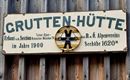 Een bord met de tekst "GRUTTEN-HUTTE". Het informeert over de oprichting in het jaar 1900 en de hoogte van 1620 m.
