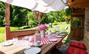 Terasse mit großer Liegewiese und Grill