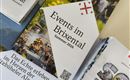 Eine Sammlung von Veranstaltungsflyern für das Brixental im Sommer 2026. Die Broschüren zeigen die Aktivitäten und Attraktionen der Region in den Tiroler Alpen.