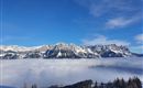 Eine beeindruckende Berglandschaft, unter dem Wilden Kaiser liegt eine schimmernde Wolkendecke.