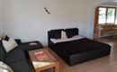 Wohnzimmer Couch  und Fernsehbett